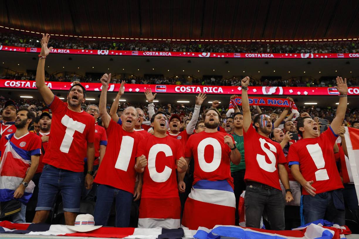 Los ticos no se quedaron atrás y entre cánticos emocionaron a los presentes. 