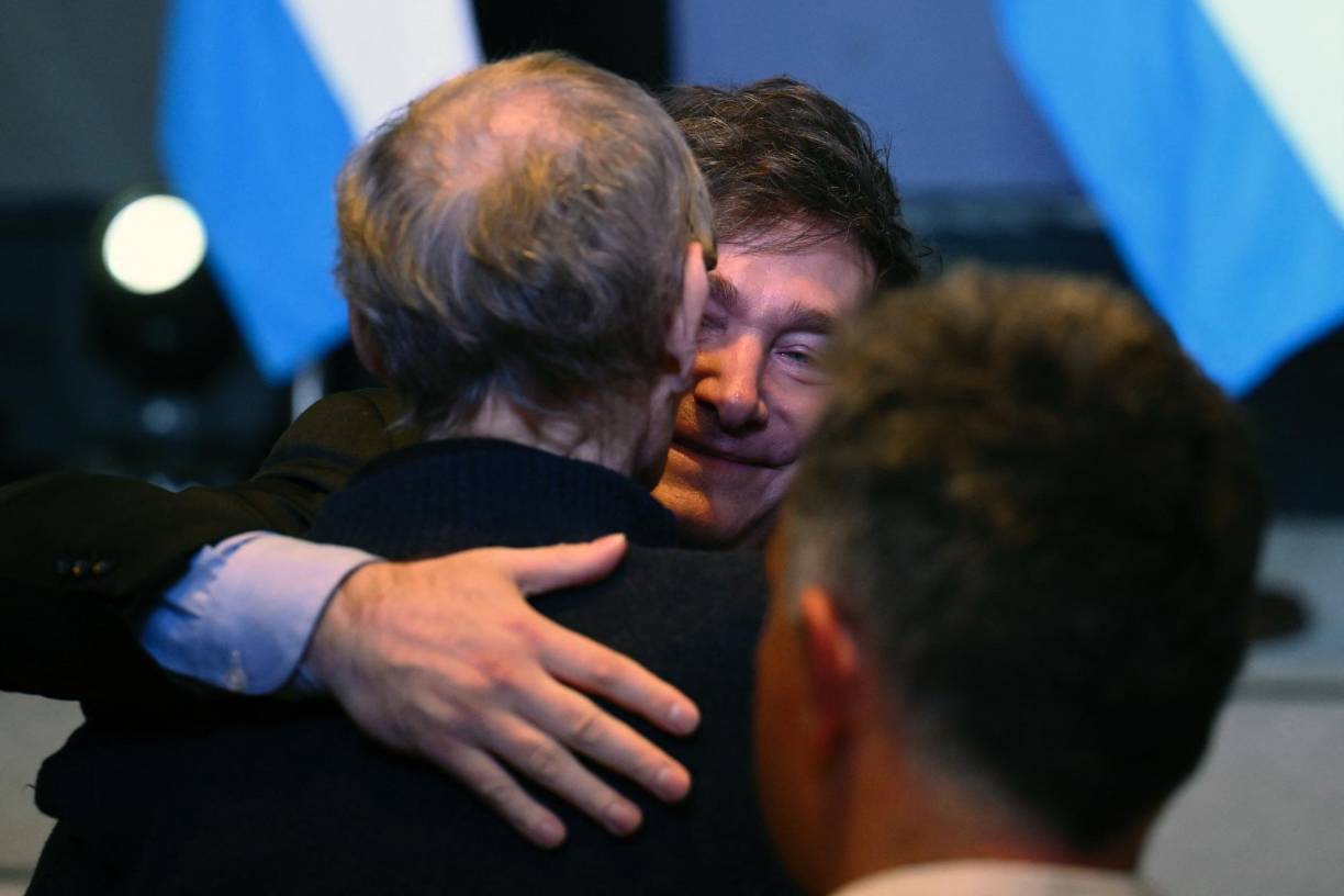 Milei este lun es 20 de noviembre empezó a definir su agenda política y dijo que su primer paso será emprender una fuerte reforma del Estado que incluirá privatizaciones.