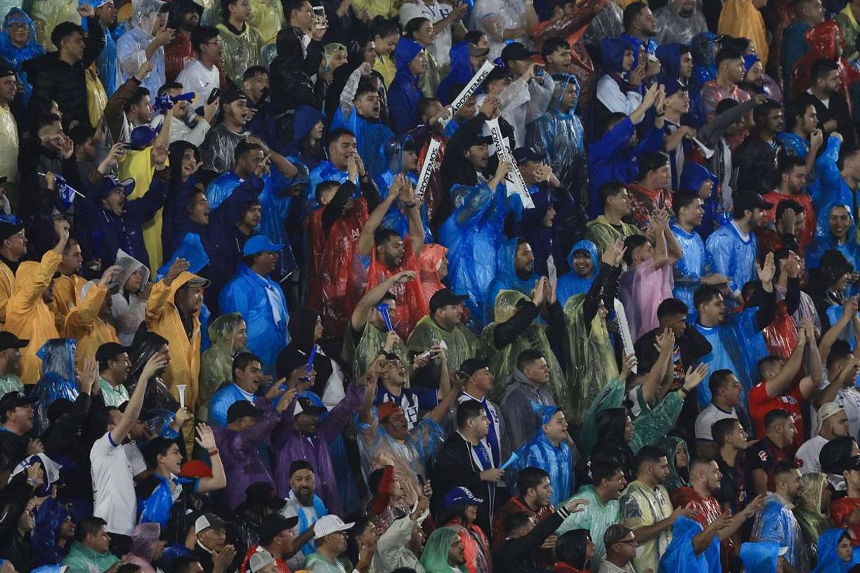 La lluvia no detuvo a los aficionados hondureños que alentaron sin parar a la Selección de Honduras.