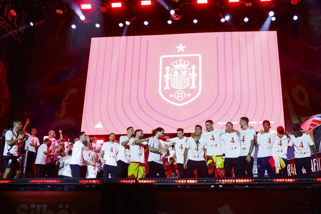 Los jugadores de la selección española durante la celebración este lunes en Cibeles del título de campeones de la Eurocopa conseguido tras vencer ayer en la final a Inglaterra disputada en el estadio Olímpico de Berlín. 