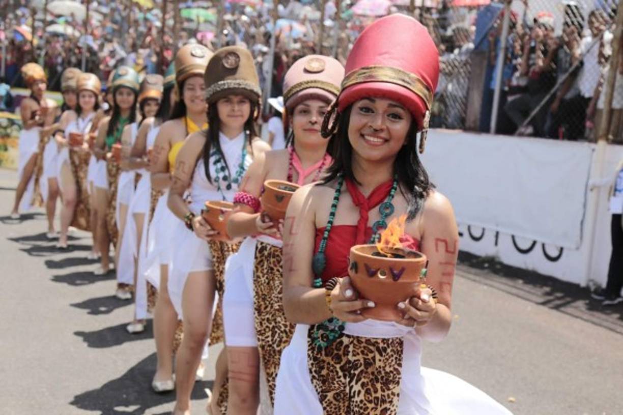 Traje inspirado en la cultura maya.