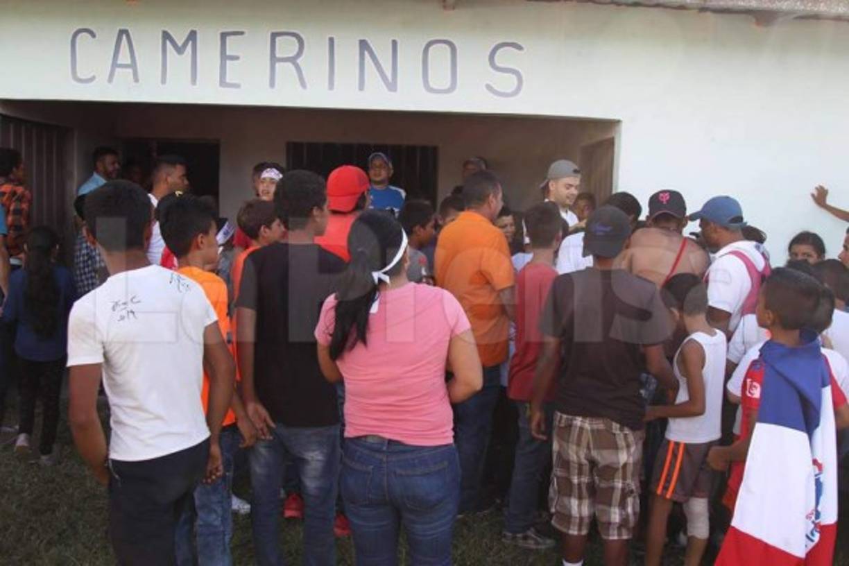 Tras el final del encuentro, los aficionados se fueron a los camerinos para buscar a los jugadores del Olimpia y llevarse un recuerdo.