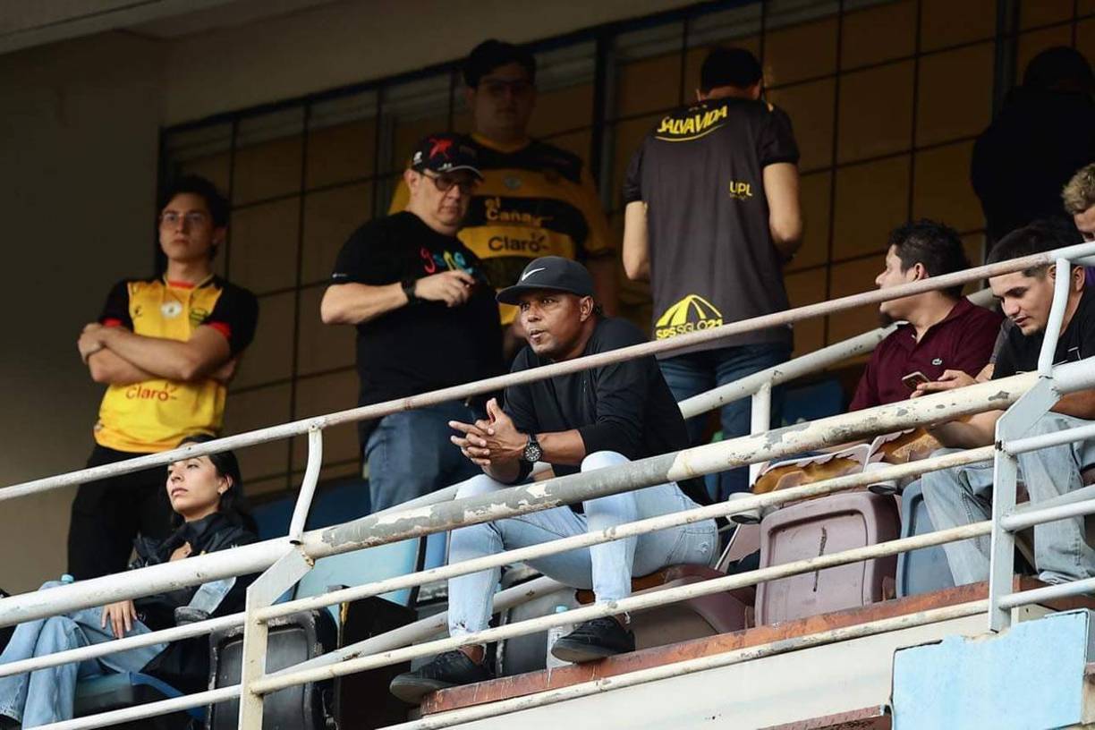 Invitado de lujo. El máximo ídolo del Real España, Carlos Pavón, vio el clásico desde el palco del estadio Olímpico.