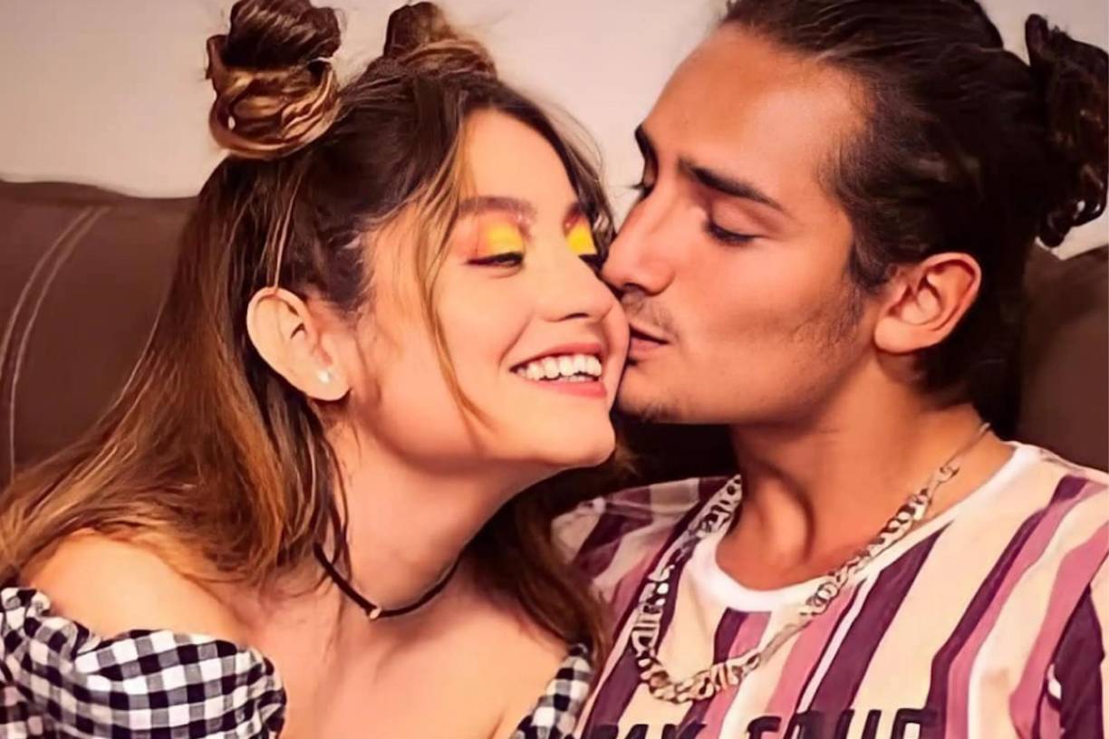 Emilio Osorio y Karol Sevilla protagonizaron la ruptura más sonada en México este año. Luego de meses de sostener un noviazgo que solo Emilio validaba, finalmente se dio por terminada la relación cuando el cantante presentó en redes en noviembre a su nueva novia, Leslie Gallardo. Karol, por su parte, ha recibido duros cuestionamientos por no haber tenido la responsabilidad afectiva necesaria en su relación con Osorio. Mientras que internautas acusan a Emilio de haberle sido infiel a la actriz y cantante. Ambos han pasado página. A Karol se le ha vinculado ahora con el cantante Mario Bautista, pero afirma que son solo amigos.