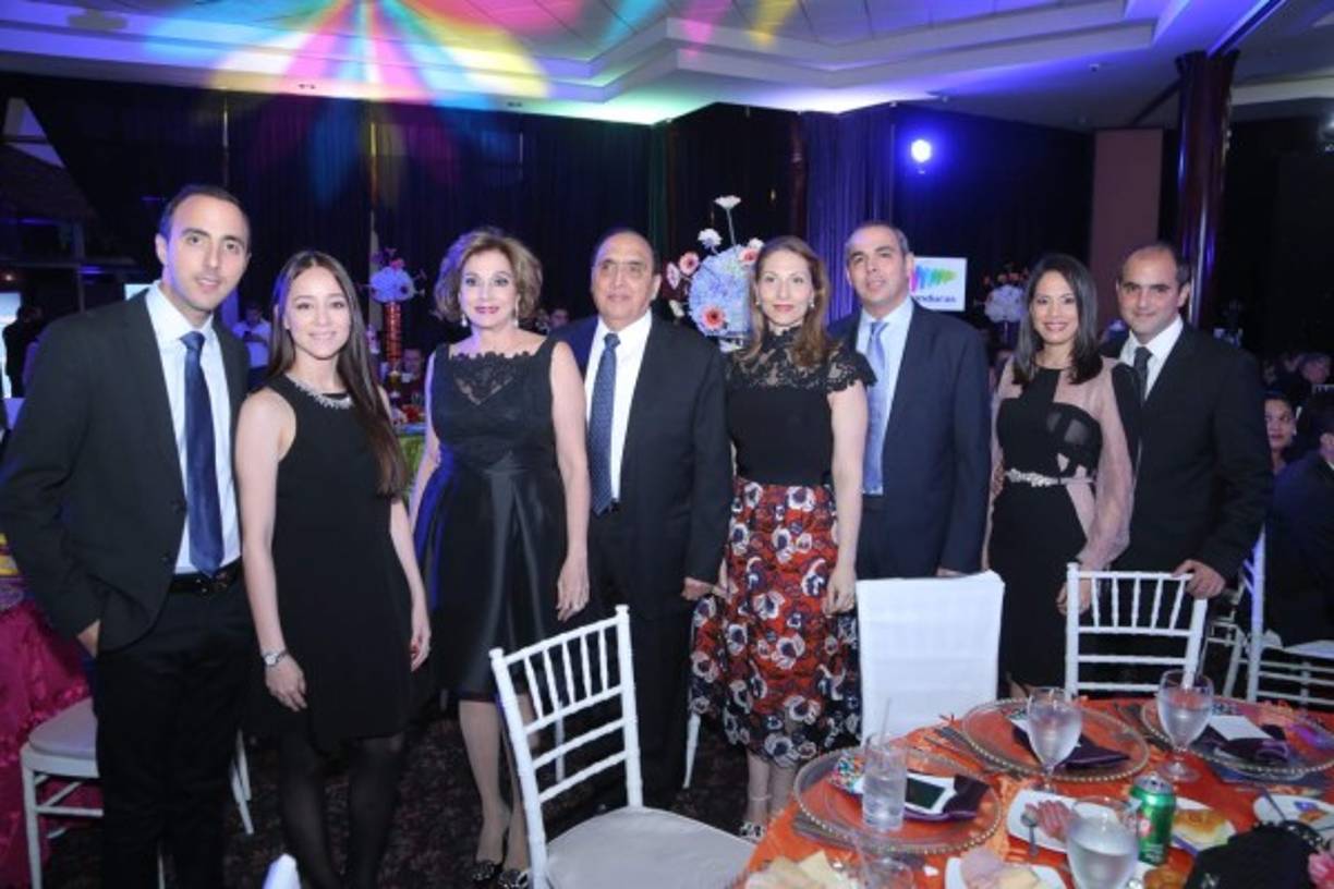 Fernando, Karla, Nancy, Farid, Rossina, David, Janina y Andrés Handal