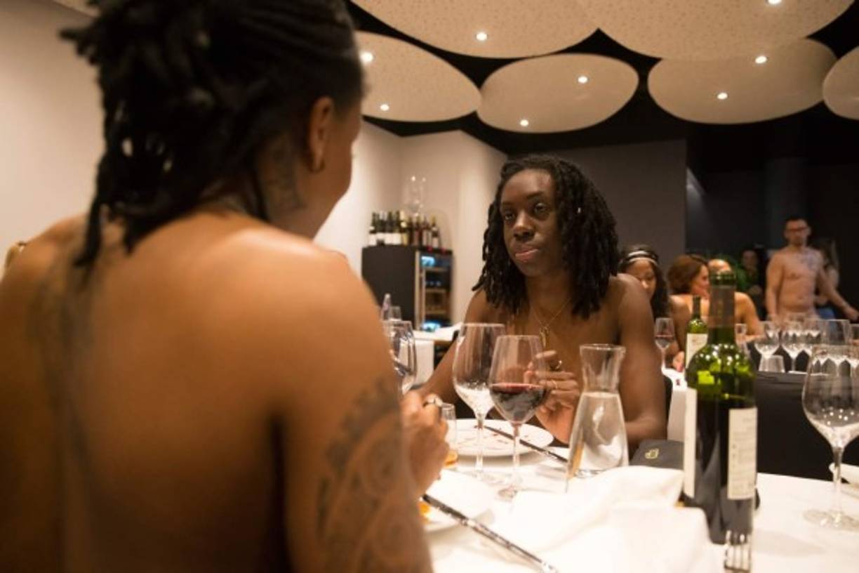 'No tengo nada contra el nudismo en la playa. Pero comer desnudo con otra gente, no le veo la gracia', asegura Donatella Charter, una intérprete de 42 años.