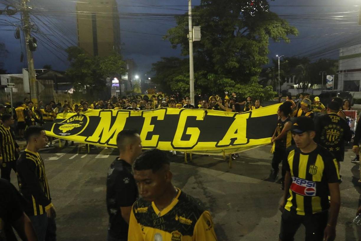 La Mega Barra puso el ambiente en las afueras del estadio antes del inicio del partido.