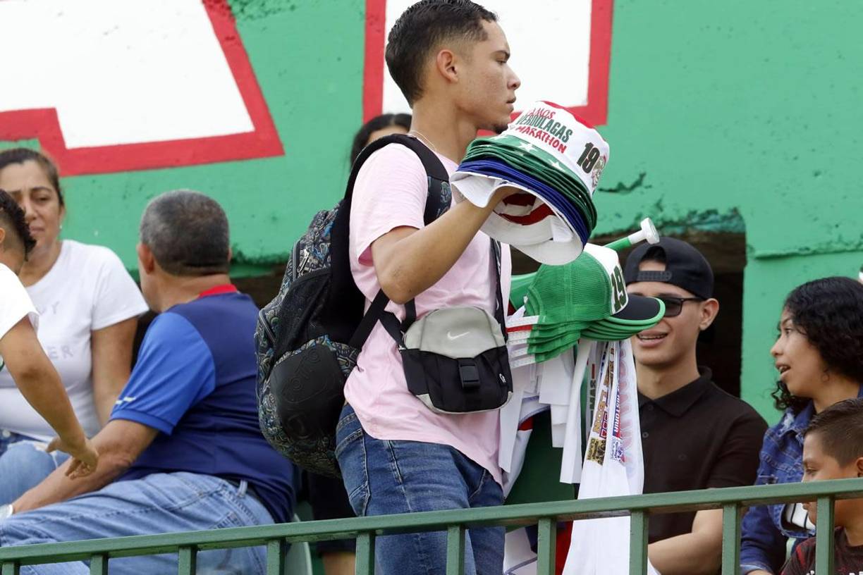 Hubo venta de equipación del Marathón en las gradas del estadio Yankel Rosenthal.
