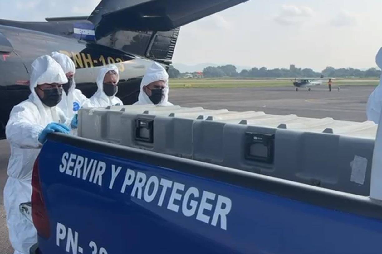 Los cuerpos sin vida de las tres jovencitas que habían desaparecido desde el domingo en la isla de Roatán, en el Caribe de Honduras, fueron trasladados este martes de Roatán a Medicina Forense de San Pedro Sula.