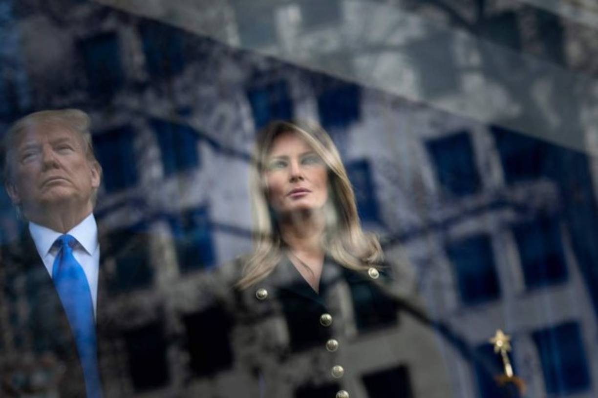 El libro describe las incomodidades relacionadas con vivir en este histórico edificio, y es que, a pesar de que la residencia ocupa más de 9.000 metros cuadrados, la mujer del comandante en jefe no puede caminar por los jardines del complejo cuando le plazca, abrir una ventana sin la autorización del Servicio Secreto o regular el termostato a su antojo.