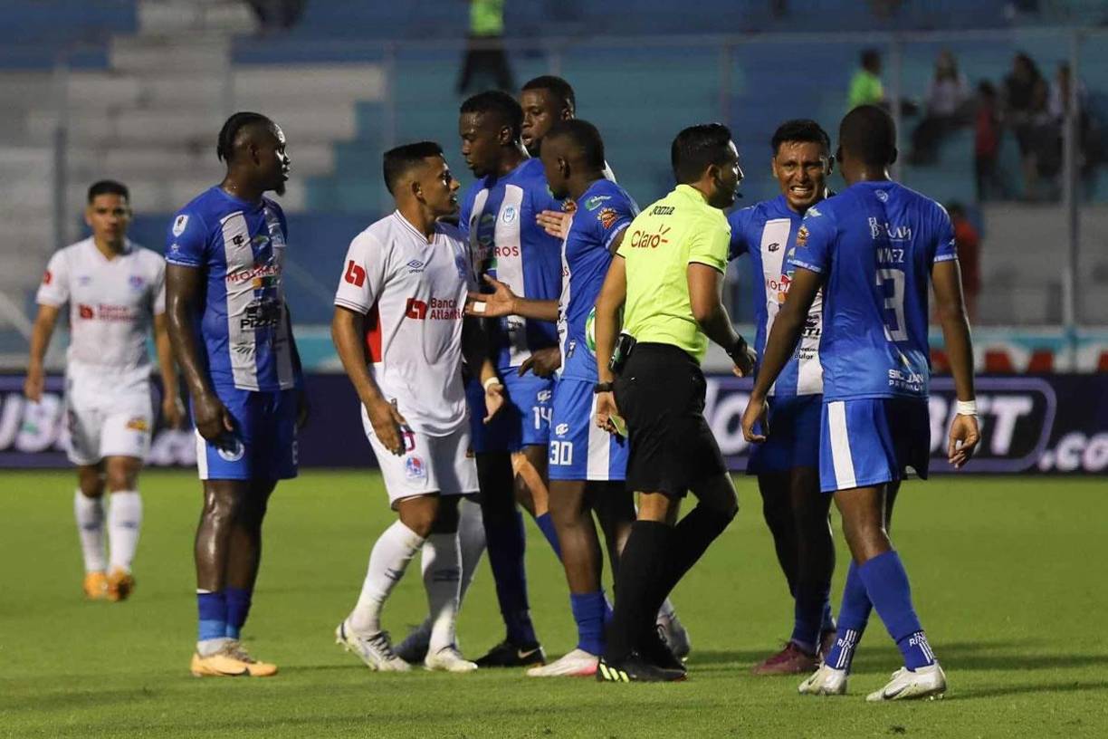 Edwin Roríguez se encaró con jugadores del Olimpia en un lance del segundo tiempo.