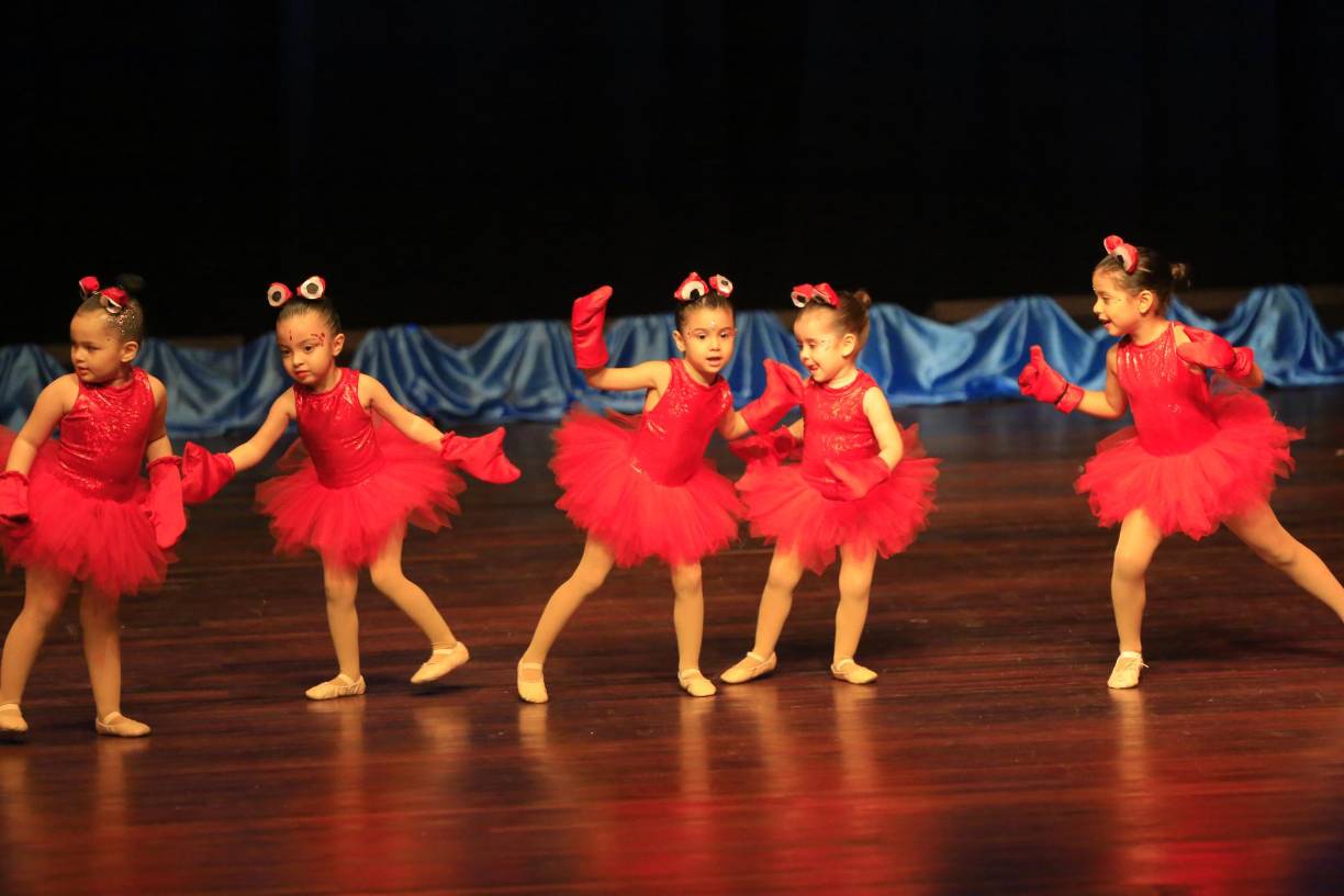 Las pequeñitas deleitaron con su carisma y adorables trajecitos.