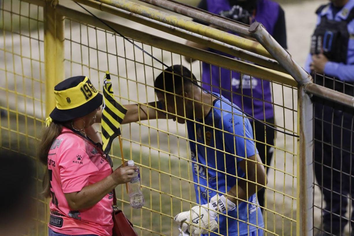 Onan Rodríguez, fiel a su estilo fue a saludar a su familia a la localidad de silla del recinto sampedrano.