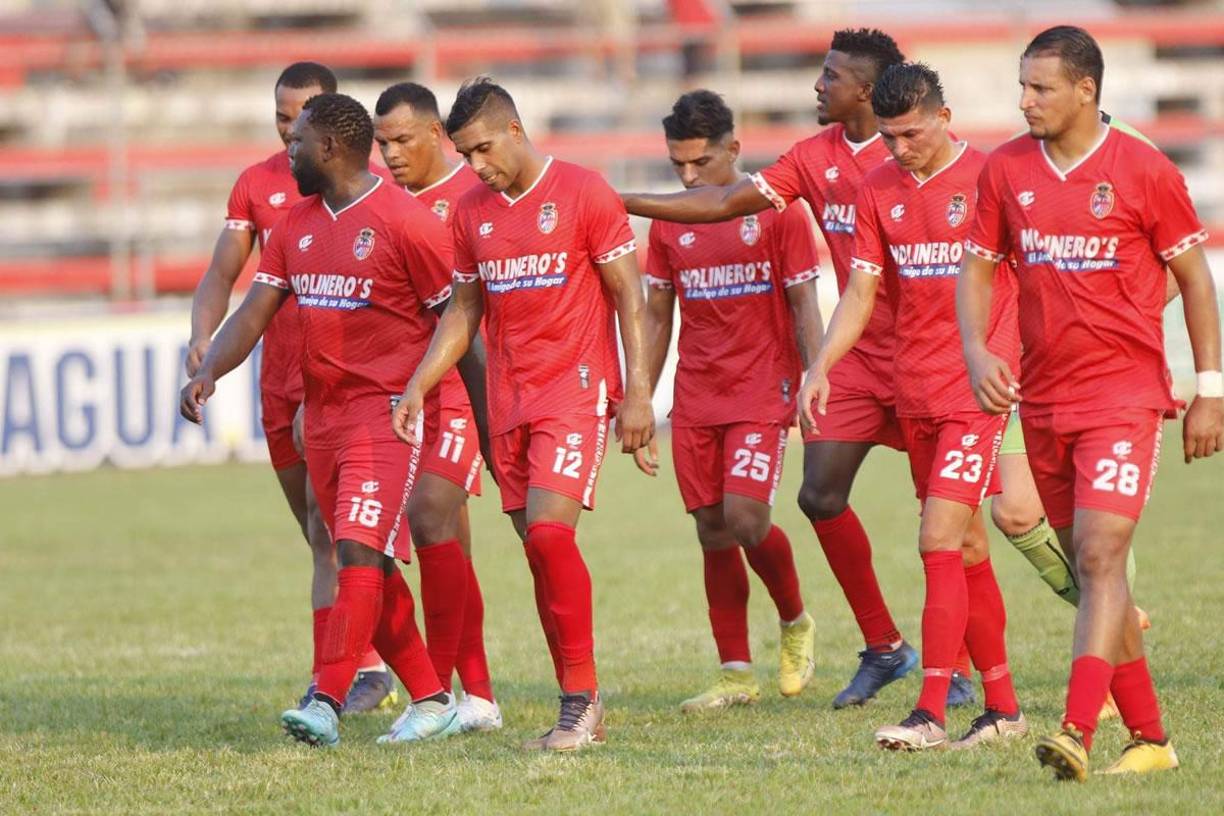 Los jugadores de la Real Sociedad se van cabizbajos al vestuario al medio tiempo del partido.