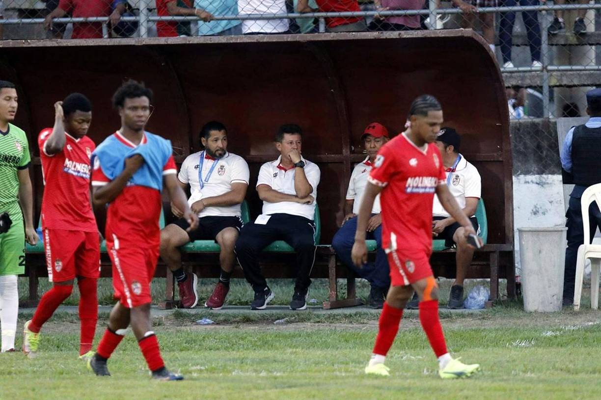 El entrenador de la Real Sociedad, Mauro Reyes, quedó hundido en el banquillo tras el final del partido.