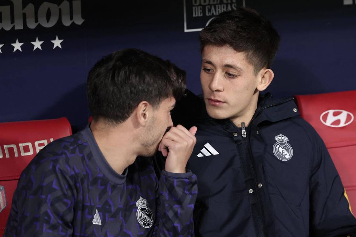 Arda Güler y Brahim Díaz charlan en el banco de suplentes.