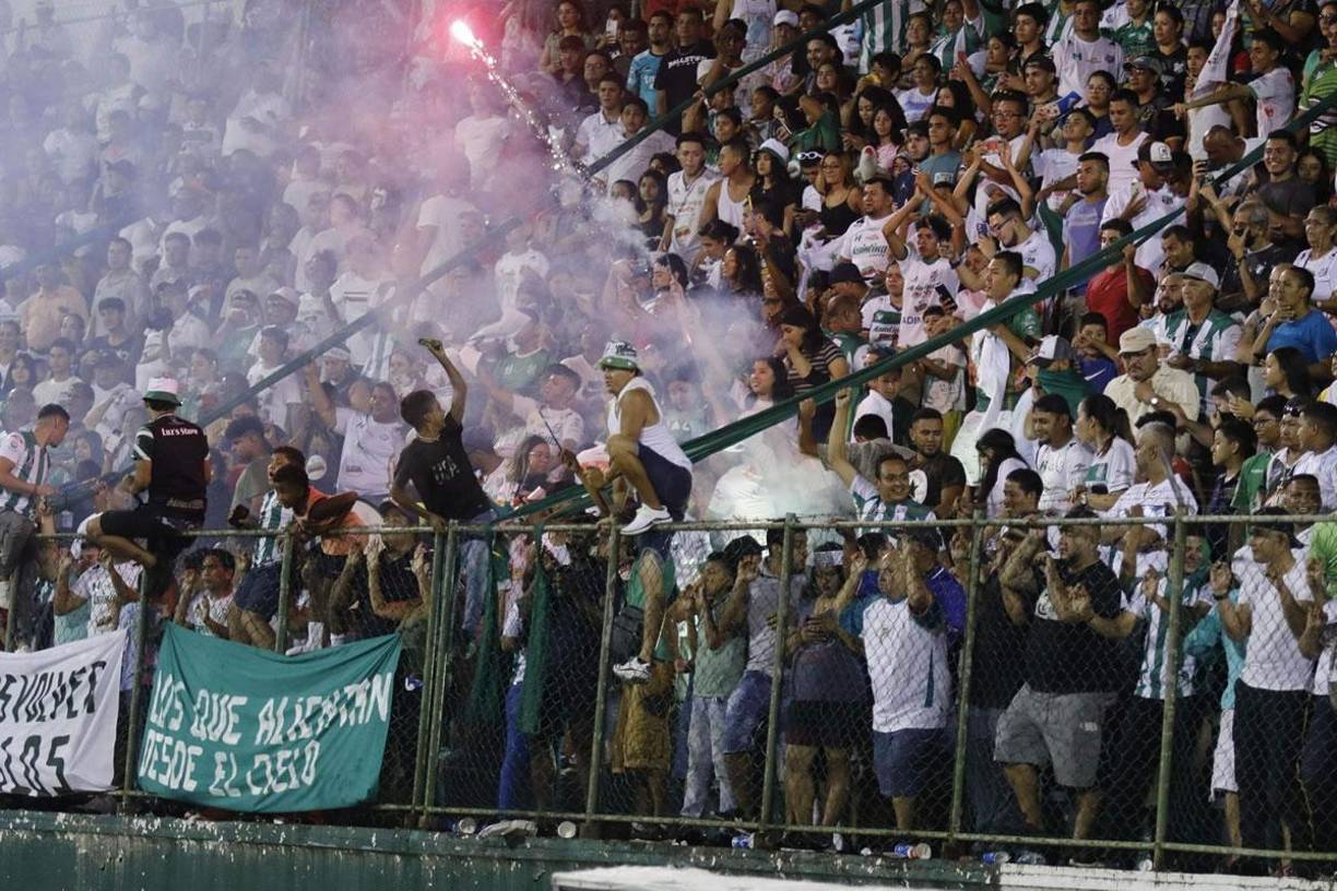 Aficionados del Platense lanzaron bengalas al campo tras el gol del empate ante Independiente.
