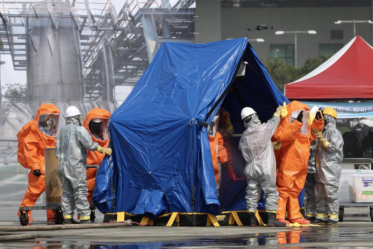 Los simulacros también incluían el personal de urgencias apresurándose para evacuar a heridos en camillas y maniquíes siendo colocados en bolsas para cadáveres. 
