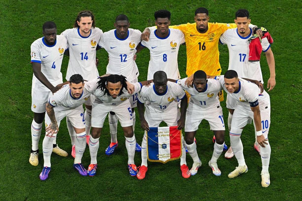 FRANCIA (2°): Desde el Mundial de Qatar 2022, los franceses no han soltado este puesto. Y el llegar a la semifinal de la Eurocopa 2024 les permitió subir su puntaje a 1855 de los 1837 que tenía en el ranking anterior.