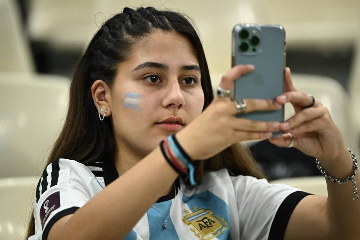 Antonela e Ivana causan revuelo en el Argentina-Croacia