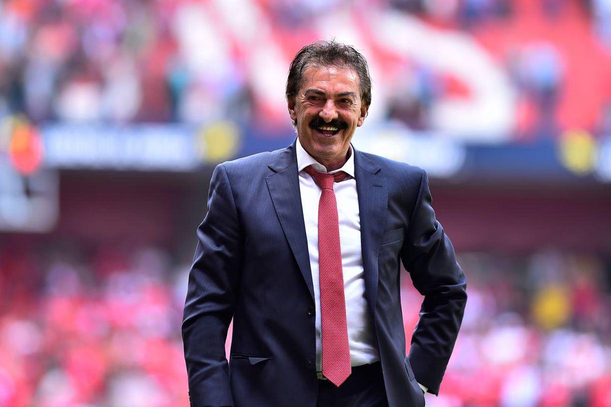 Ricardo La Volpe: Experimentado entrenador argentino que también aparece en la lista final de los fuertes candidatos para llegar al banquillo del Olimpia.