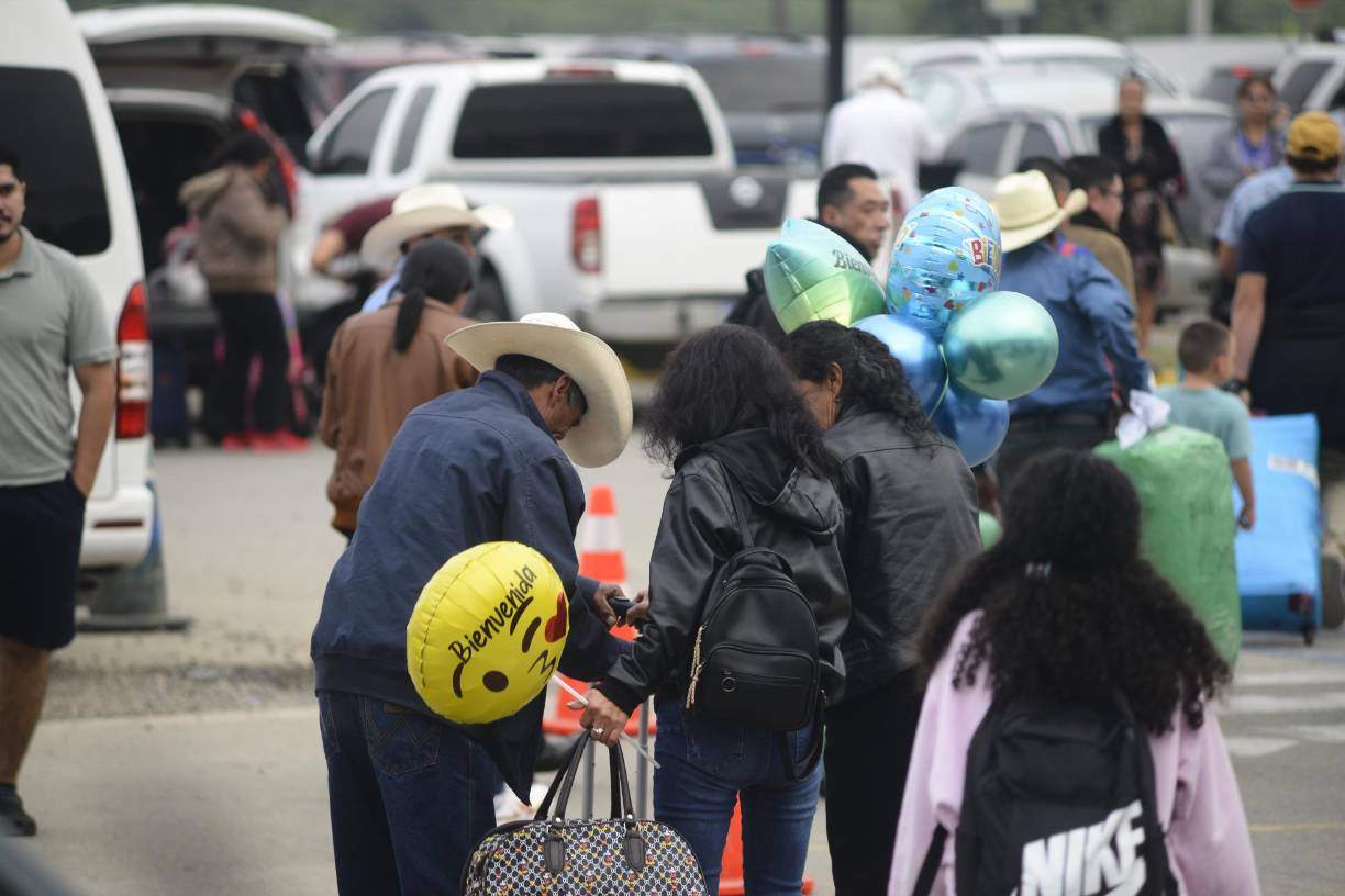 Los pasajeros del vuelo de Air Auropa, procedente de Madrid, España, comenzaron a salir del control migratorio a eso de las 7:00 am, llenando de alegría los corazones de quienes aguardaban tras la valla de metal.