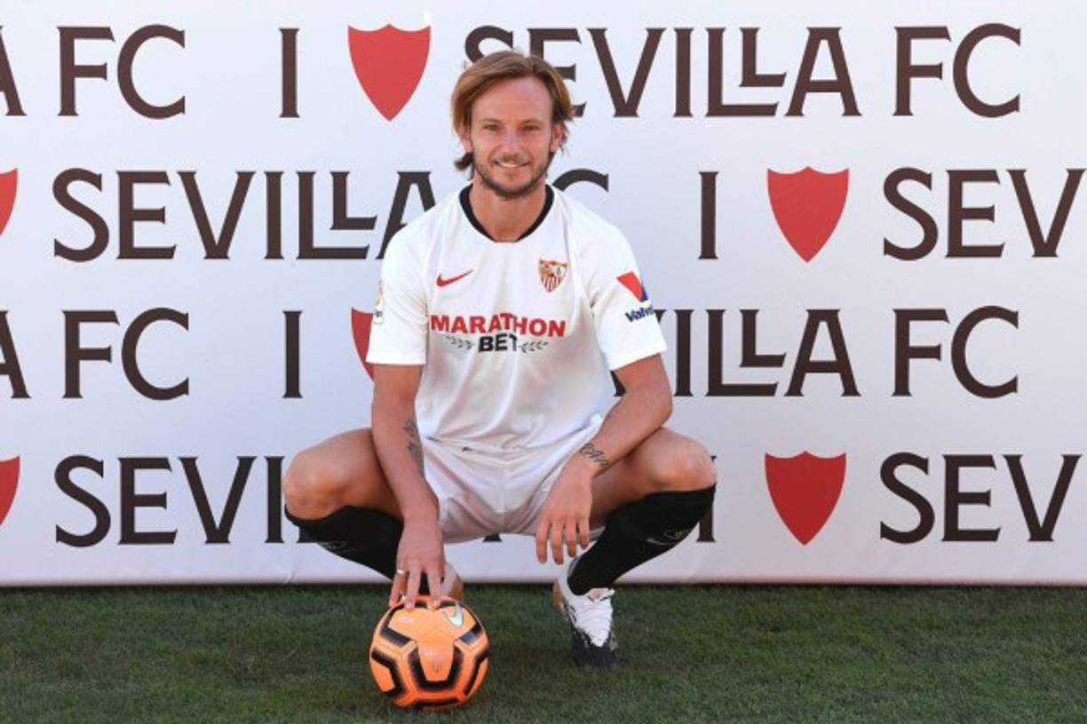 Ivan Rakitic ha sido presentado este jueves como nuevo jugador del Sevilla hasta 2024, tras salir del FC Barcelona. El centrocampista croata ha afirmado que tiene ante sí sus 'mejores años por delante', en su segunda etapa como blanquirrojo tras pertenecer a la entidad entre enero de 2011 y junio de 2014.<br/><br/>'Tengo ganas de vestirme en condiciones para trabajar en el campo”, afirmó el nuevo jugador blanco, quien dijo haber hablado por teléfono con su nuevo entrenador, Julen Lopetegui, aunque en los próximos días ambos tendrán 'más tiempo'.