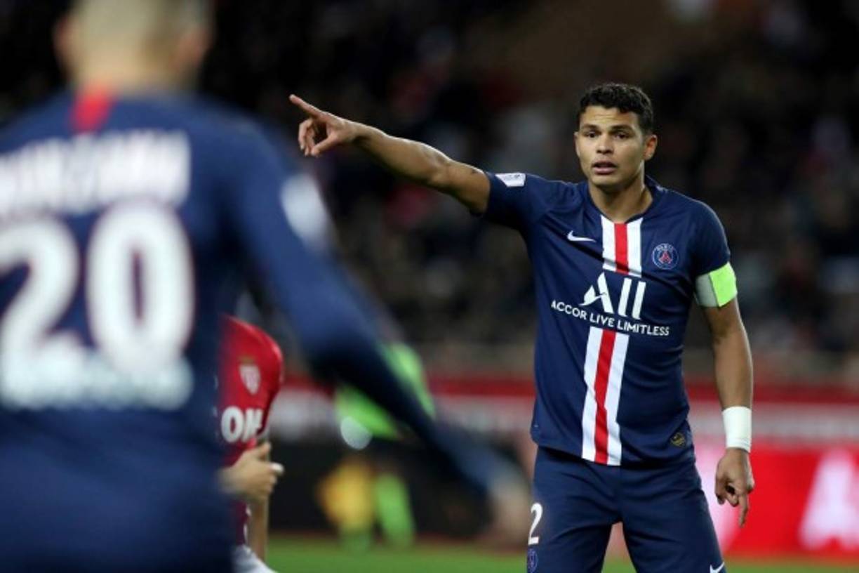 14. Thiago Silva (Paris Saint-Germain) - El defensa brasileño se embolsa al mes un salario de 1.5 millón de euros.