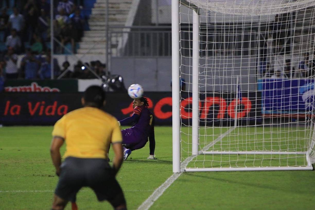 Luis Palma engañó al portero granadino Jason Belfon y marcó el 3-0 de Honduras.