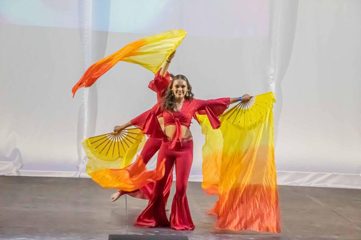 Loreni Fiallos en su acto de bellydance