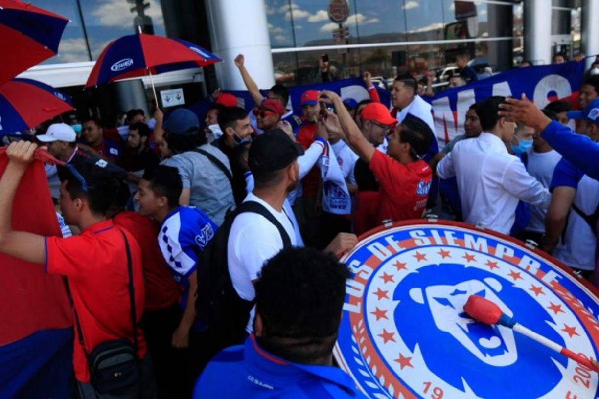 El plantel de jugadores del Olimpia fue alentado por los aficionados merengues.