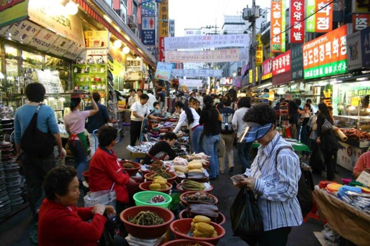 En Corea del sur se celebra el Año Nuevo occidental, el Samiljeol (Día de la Independencia), Hansik (Día de la Comida Fría), el Día Internacional del Trabajo, Sikmokil (Día del Árbol) y hasta la Navidad, pero no la Semana Santa.