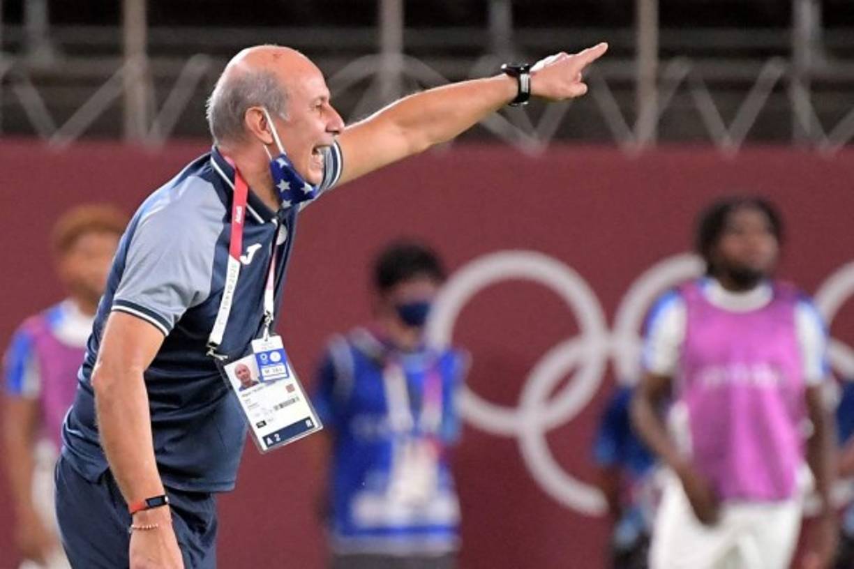 Miguel Falero estuvo muy intenso en la orilla del campo. El entrenador uruguayo ni se sentó dando indicaciones a sus jugadores.