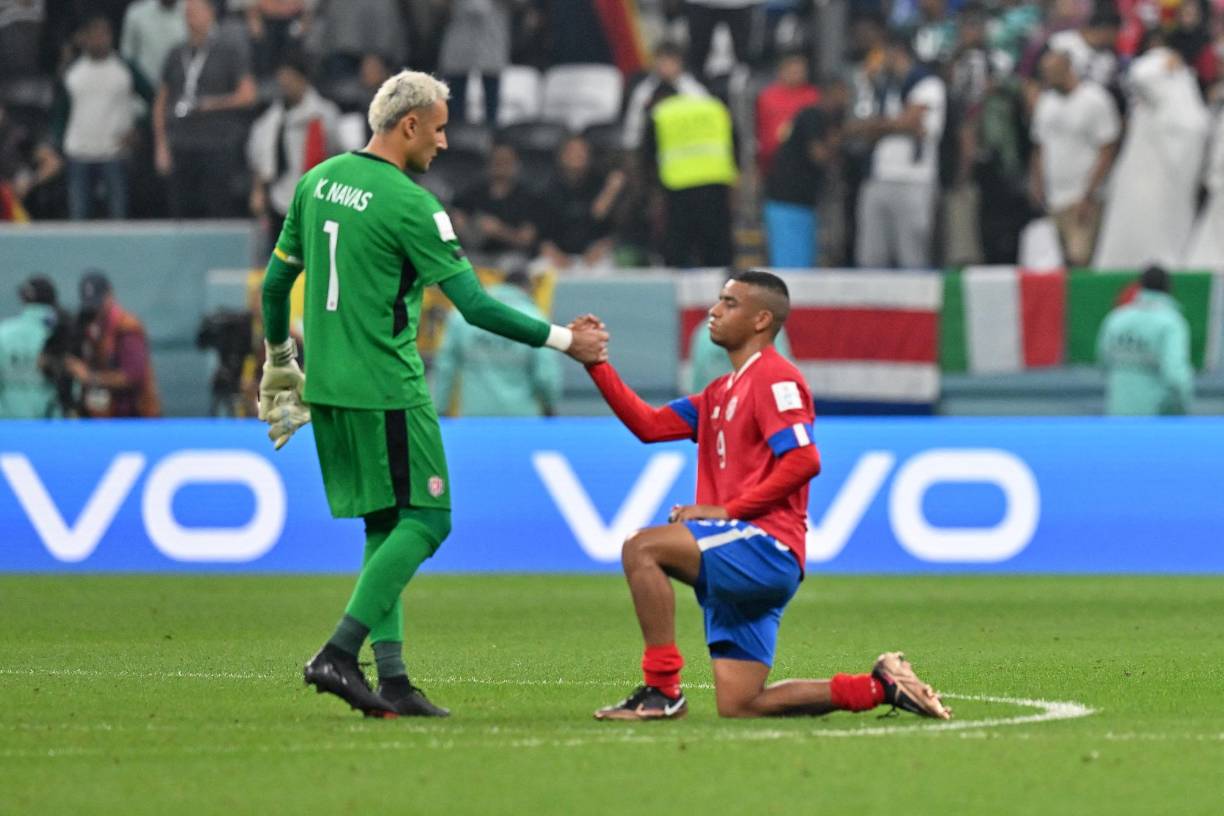 Keylor Navas estuvo consolando a sus compañeros luego de finalizar el partido.