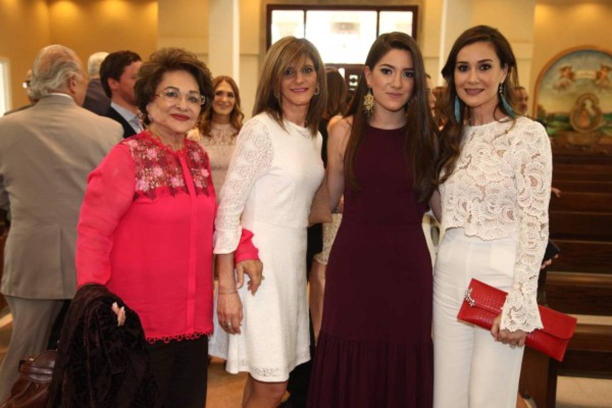 Martha Garza con Lorena, Mariana y Jeannette Larach.