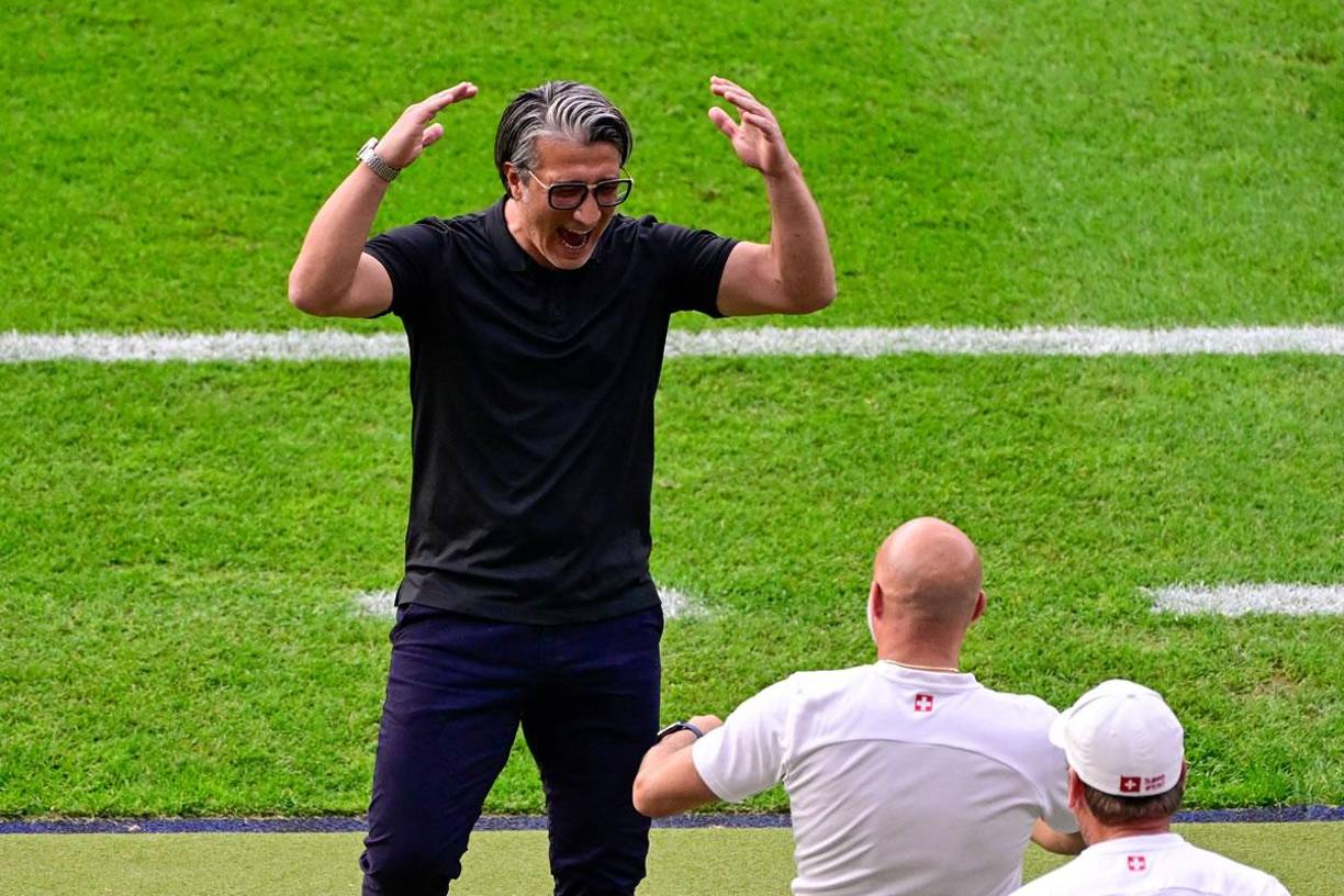 El seleccionador suizo Murat Yakin celebrando el histórico triunfo de Suiza contra Italia para avanzar a cuartos de final de la Euro 2024.