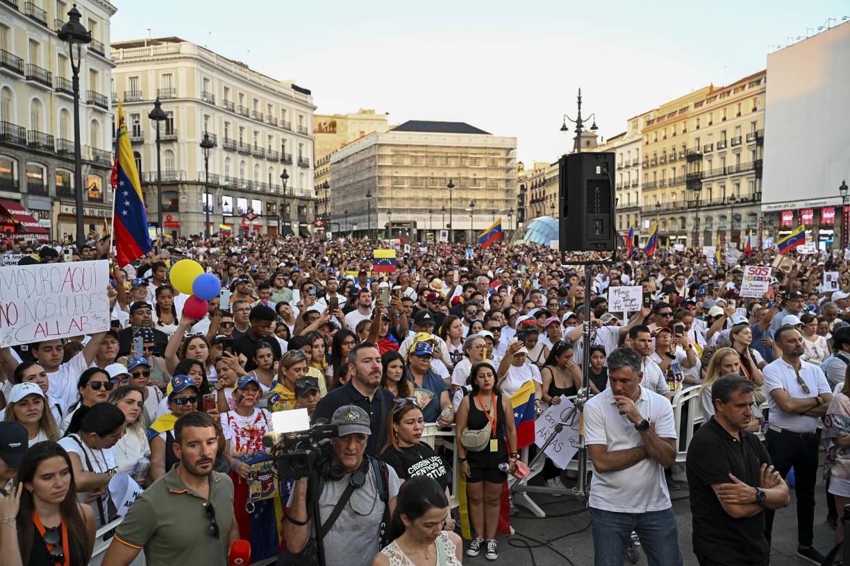Una concentración convocada por la oposición venezolana en España reclamó este sábado en Madrid que no cese la presión internacional hasta que el presidente de Venezuela, Nicolás Maduro, reconozca que el ganador de las elecciones en el país es el opositor Edmundo González Urruita. 