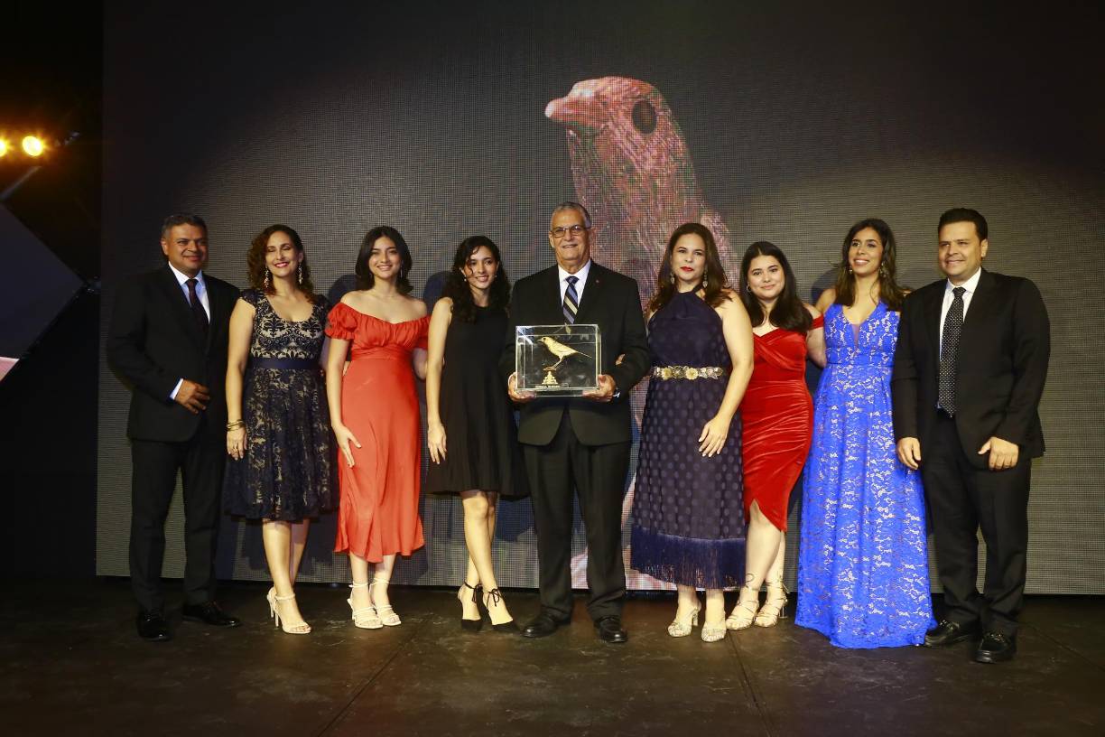 Juan Bendeck también posó con su familia luego de recibir el reconocimiento Zorzal Dorado por su legado e influencia en la sociedad. 