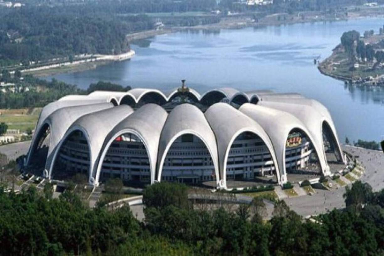 El Estadio Reungrado Primero de Mayo se halla en Corea del Norte. Es considerado el estadio de fútbol más grande del mundo con 60 metros de altura. Tiene capacidad para 150 mil espectadores. Además de la cancha de fútbol posee una pista de atletismo. Fue construido a finales de los ochenta. Su forma se asemeja a la de una flor, en su interior se encuentran piscinas y saunas.<br/>Foto:http://cuantomideun.com/estadio-mas-grande-del-mundo/
