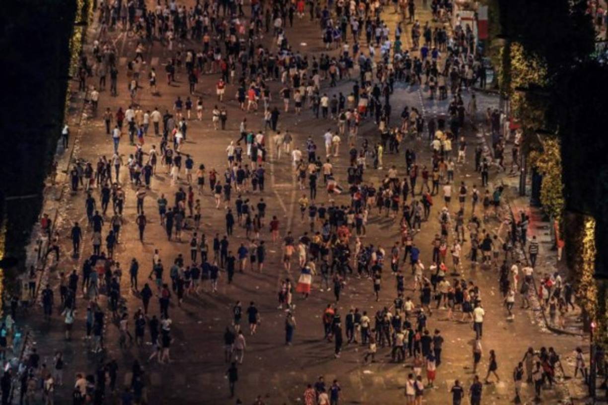 Paris Saint-Germain's German coach Thomas Tuchel (L) congratulates Paris Saint-Germain's Brazilian forward Neymar at the end of the UEFA Champions League final football match between Paris Saint-Germain and Bayern Munich at the Luz stadium in Lisbon on August 23, 2020. (Photo by MATTHEW CHILDS / POOL / AFP)