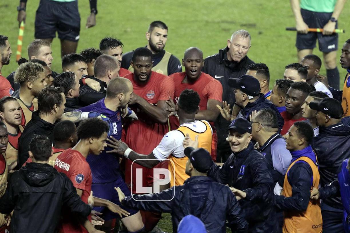 El portero canadiense Milan Borjan y el delantero hondureño Romell Quioto calmar las cosas.