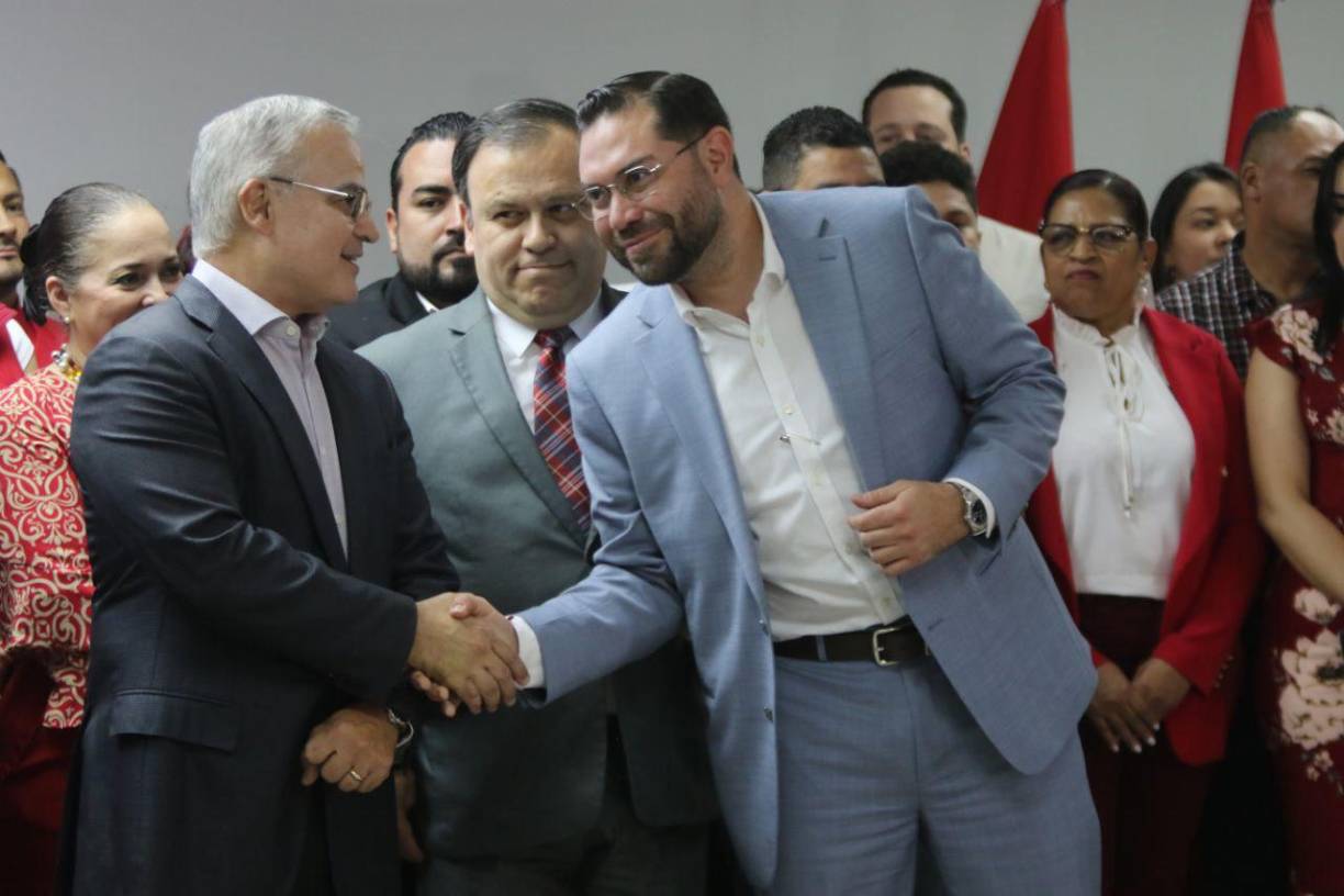 Los dirigentes del Partido Liberal critican el discurso confrontativo del gobierno hacia Estados Unidos, que pone en peligro a los migrantes hondureños.