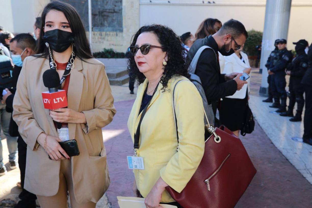 Muchos diputados comenzaron a llegar a las instalaciones del hemiciclo legislativo desde tempranas horas. 