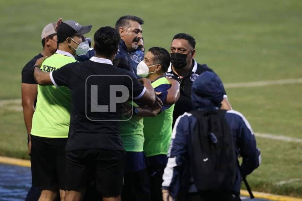 Diego Vázquez celebrando con su cuerpo técnico el golazo de Meléndez.