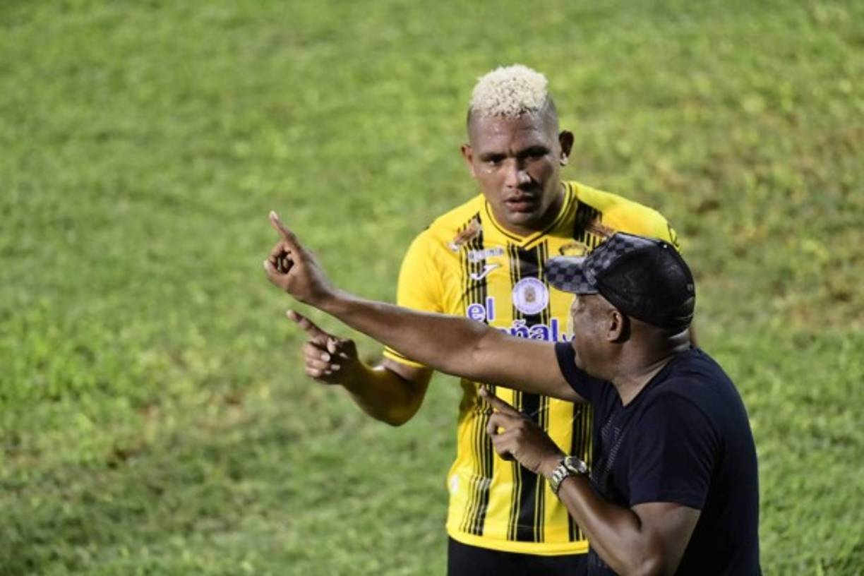 Hernán Medford, técnico del Real España, dando indicaciones al delantero panameño Ronaldo Dinolis, quien debutó con la Máquina ante la UPN.