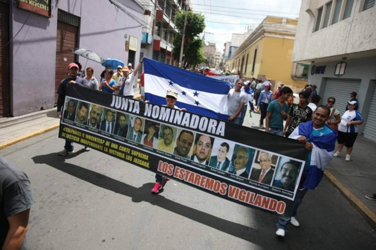 El desfile de Libre no estuvo liderado este año por el expresidente, Manuel Zelaya, que fue operado de emergencia ayer en Estados Unidos.