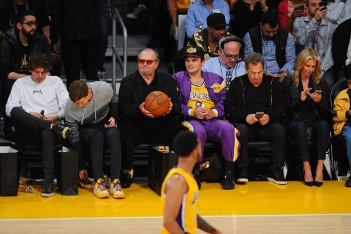 La admiración del actor por esta leyenda del baloncesto le llevó a aparecer en un vídeo tributo al comienzo del partido en el que le regalaba estas palabras 'Has sido una inspiración para todos nosotros y L.A. te quiere'.