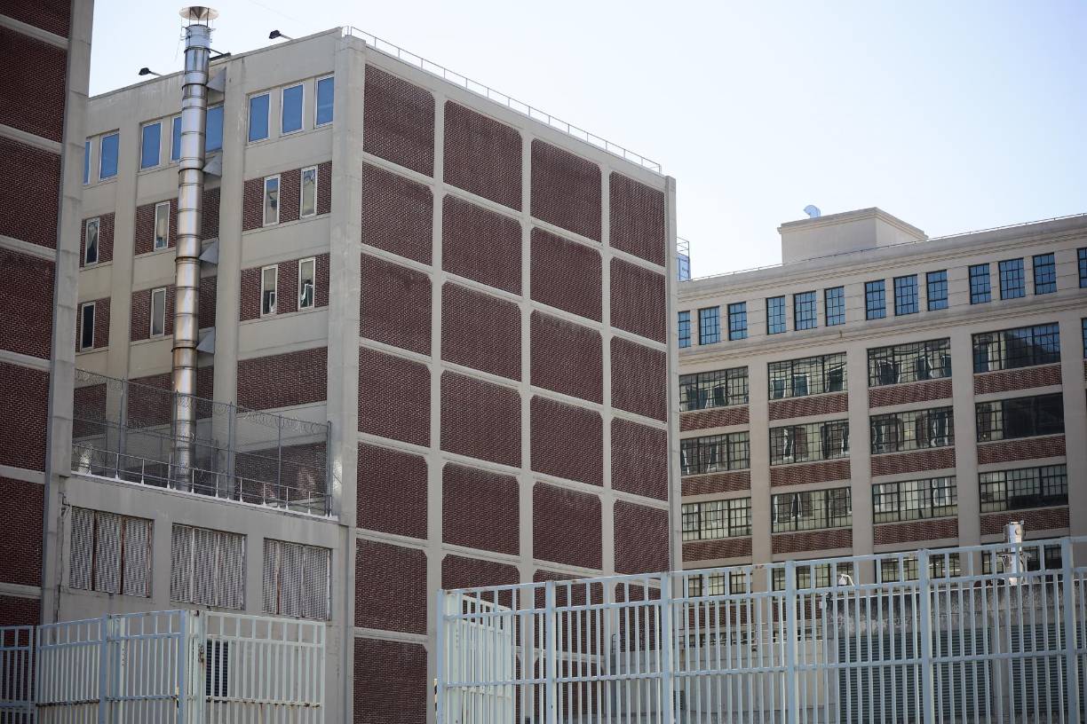 Los reclusos son asignados a una de las 10 unidades de vivienda independientes y autónomas, lo que resulta en una dinámica de movimiento reducido dentro de la instalación. Las unidades de segregación administrativa implementan rigurosos protocolos de seguridad, manteniendo a los reclusos encerrados en la cárcel mientras aguardan su juicio o su traslado a otras cárceles federales tras ser declarados culpables.