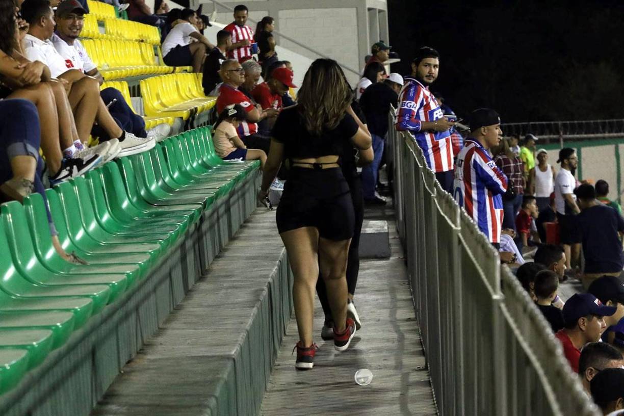 El lente de nuestro fotógrafo se distrajo un poco en las gradas del estadio Carlos Miranda.