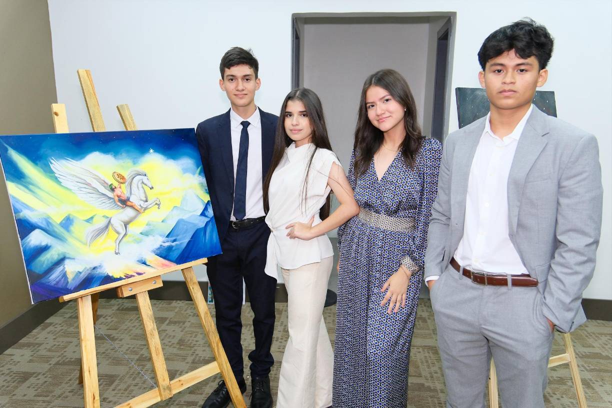 David Perdomo, Eda Nicole Montes, Viena Aguilar y Alejandro Sánchez con la obra “Pegazo”.